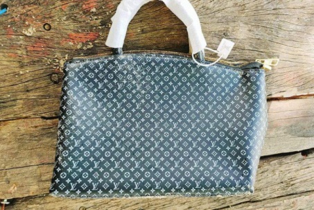 Nhặt rác làm sạch biển, lượm được túi hàng hiệu Louis Vuitton