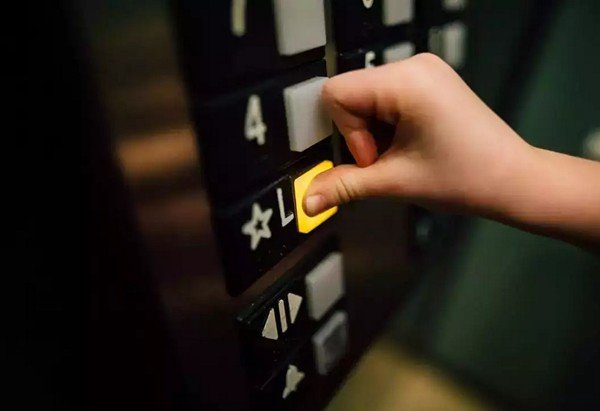 Mắc kẹt 3 tiếng trong thang máy, nhân viên số nhọ còn bị trừ lương vì tính là "nghỉ làm" - 2