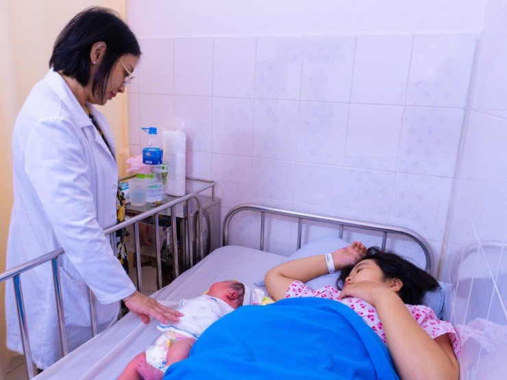 Sản phụ nguy cơ vỡ tử cung sinh bé trai nặng gần 6,1 kg - 1