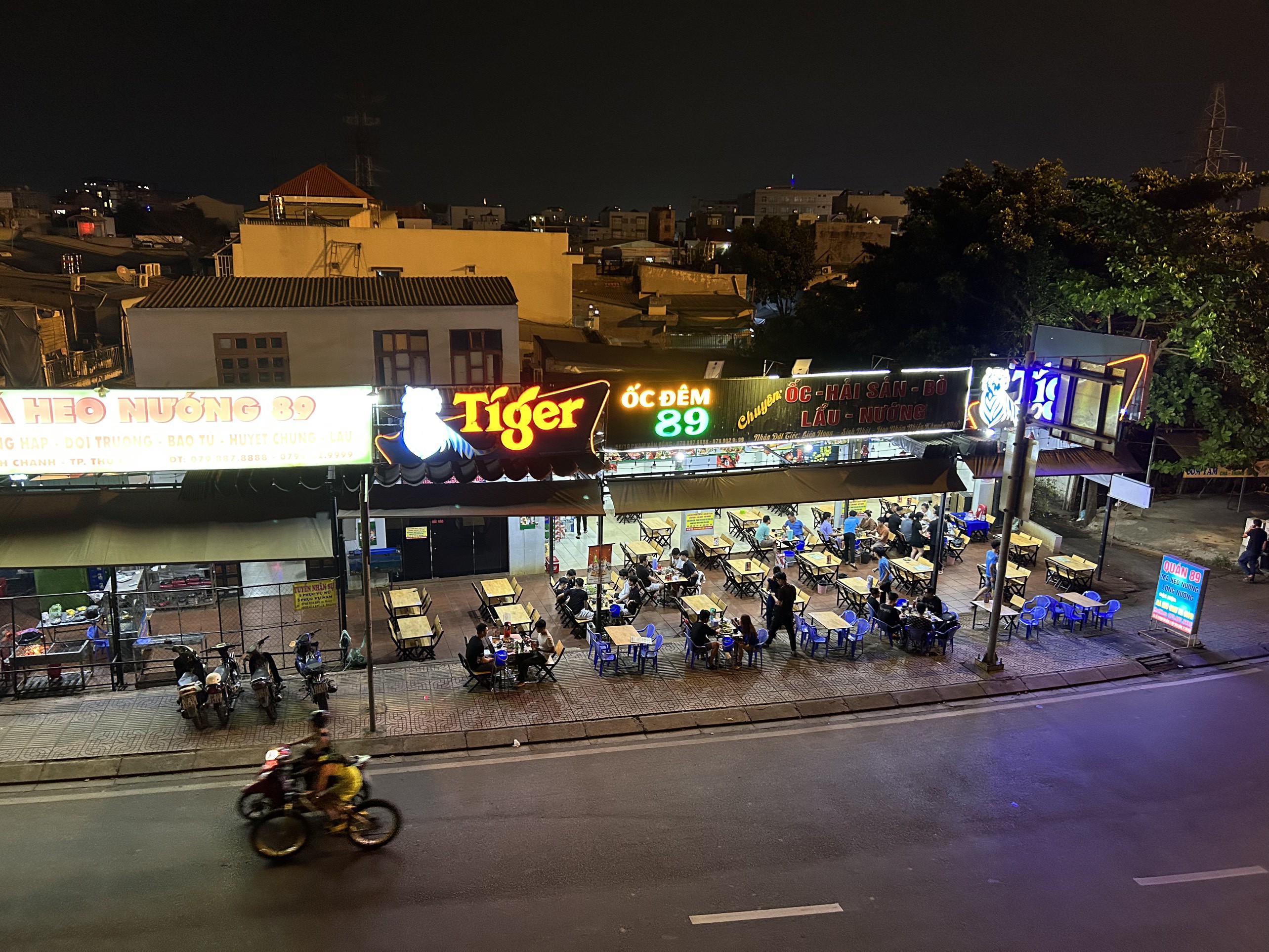 Hình ảnh bất ngờ tại “con đường ăn uống” ở TP.HCM ngày cuối tuần - 1