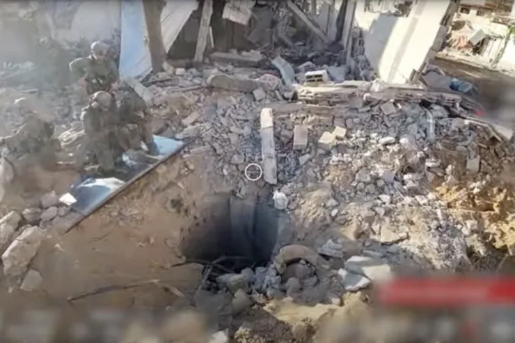 Video: Phát hiện của binh sĩ Israel khi xuống hầm ngầm bên dưới bệnh viện lớn nhất Gaza - 1