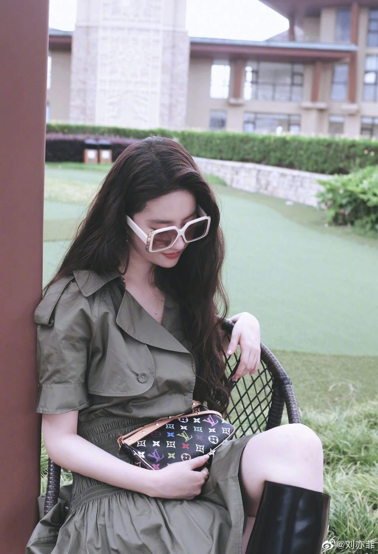 Nụ hôn nóng bỏng của Lưu Diệc Phi và bạn diễn nam trong phim mới gây "sốt mạng" - 6