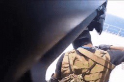Video: Khoảnh khắc chiến binh Houthi đổ bộ từ trực thăng, thu giữ tàu hàng của tỷ phú Israel
