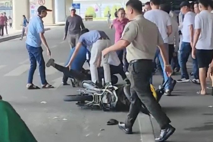 Thông tin mới nhất vụ 2 thanh niên lao xe máy vào ô tô, gây náo loạn sân bay Tân Sơn Nhất - 1