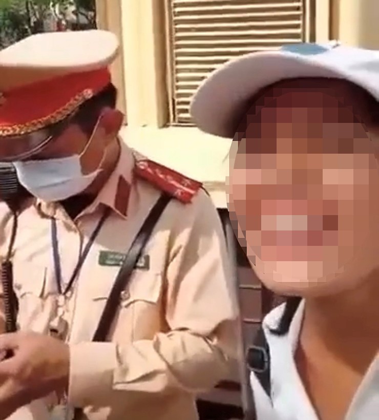Quay clip nói "em yêu anh" trêu CSGT, người phụ nữ phải viết cam kết - 1