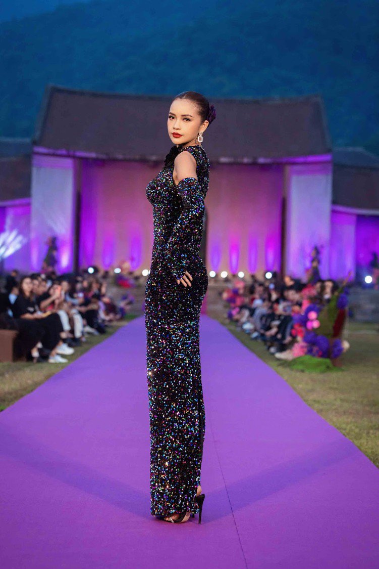 Hậu đám cưới, siêu mẫu Thanh Hằng làm vedette, catwalk thần thái tại Yên Tử - 6