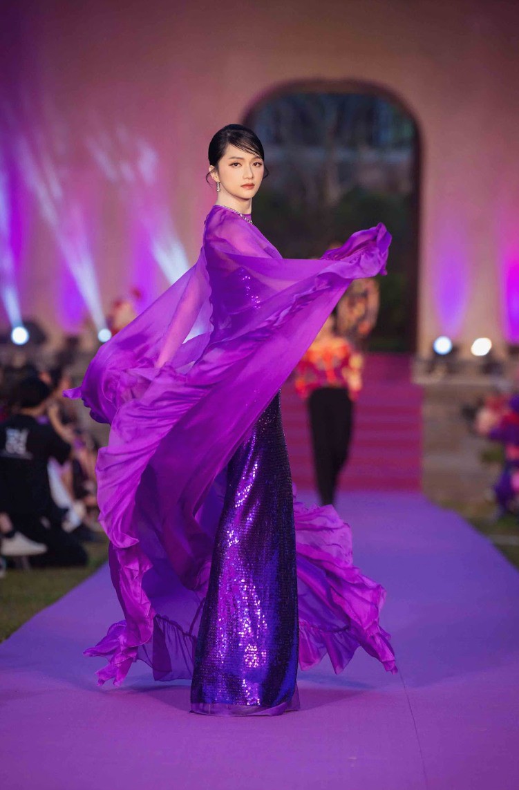 Hậu đám cưới, siêu mẫu Thanh Hằng làm vedette, catwalk thần thái tại Yên Tử - 7