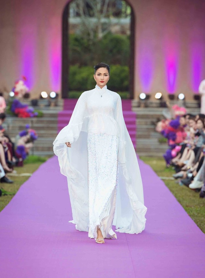 Hậu đám cưới, siêu mẫu Thanh Hằng làm vedette, catwalk thần thái tại Yên Tử - 4