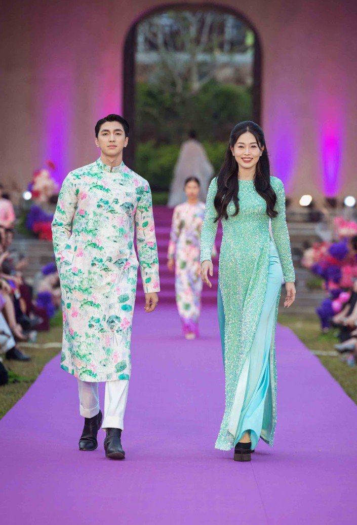 Hậu đám cưới, siêu mẫu Thanh Hằng làm vedette, catwalk thần thái tại Yên Tử - 8