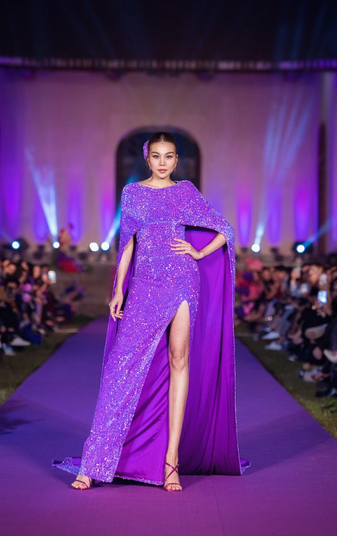 Hậu đám cưới, siêu mẫu Thanh Hằng làm vedette, catwalk thần thái tại Yên Tử - 3