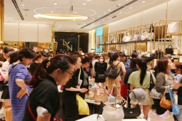 Người dân tấp nập săn “Quà Sale Siêu Hạng” tại Vincom Black Friday 2023