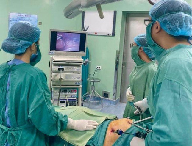Thiếu nữ 18 tuổi bụng to như mang thai 7 tháng, không ngờ u buồng trứng ‘khủng’ - 2