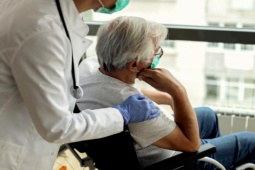 Bí quyết bảo vệ sức khỏe người cao tuổi khi thời tiết thay đổi