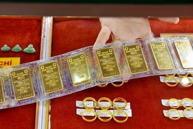 Giá vàng SJC tăng dữ dội, chỉ vài giờ đã tăng 1,1 triệu đồng - 1