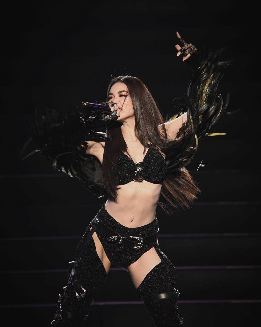 Hoa hậu hot nhất Thái Lan có 3,4 triệu người theo dõi bị la ó mặc đồ và diễn phản cảm - 3