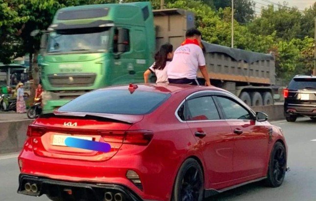 Đồng Nai: Tài xế để trẻ em chui qua cửa sổ trời, ngồi trên nóc ô tô - 1