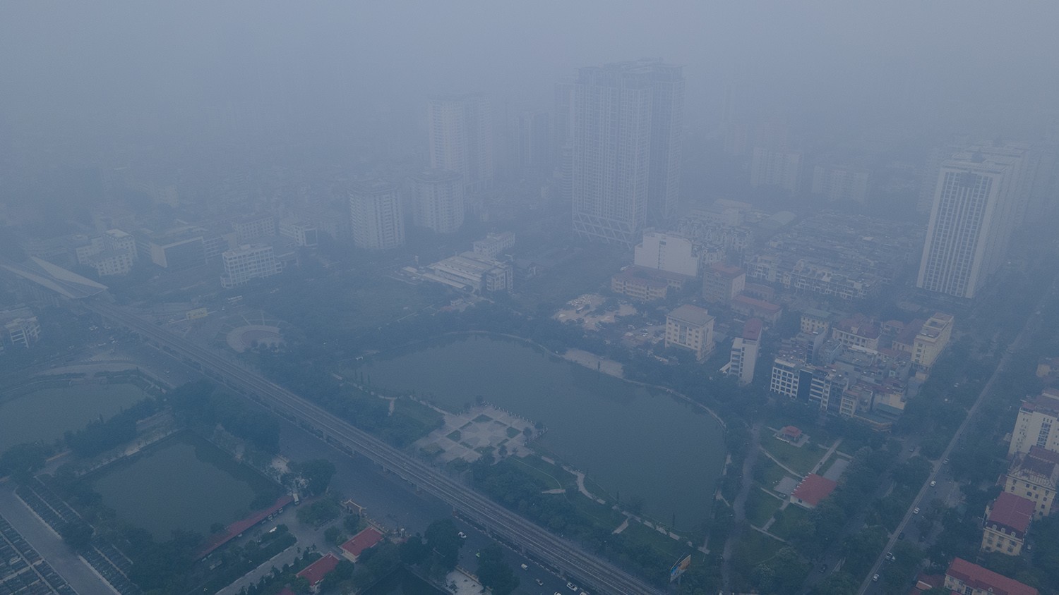 Trung tâm Hà Nội chìm trong sương mù dày đặc, chất lượng không khí nhiều nơi ở “mức đỏ” - 1