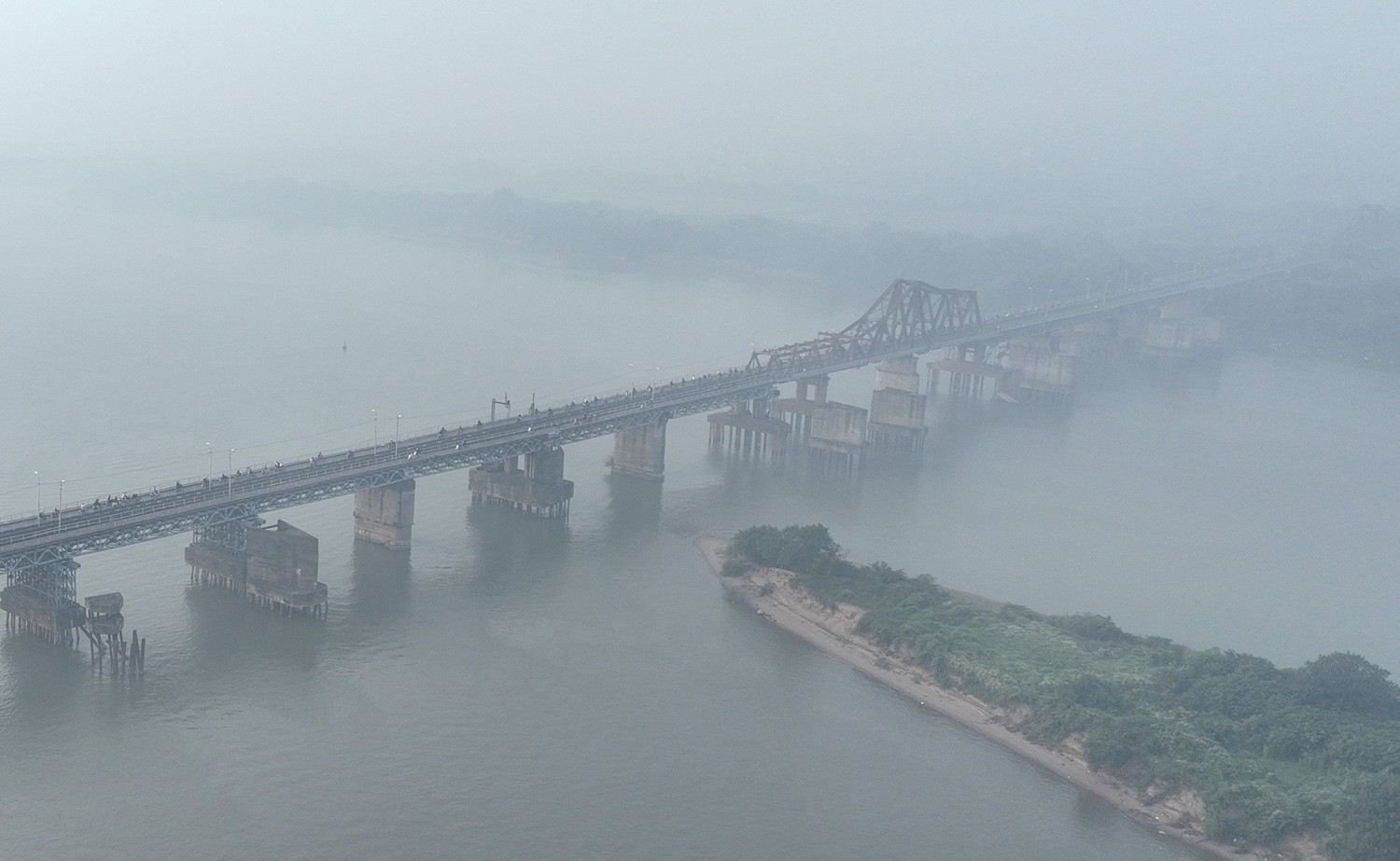 Trung tâm Hà Nội chìm trong sương mù dày đặc, chất lượng không khí nhiều nơi ở “mức đỏ” - 12