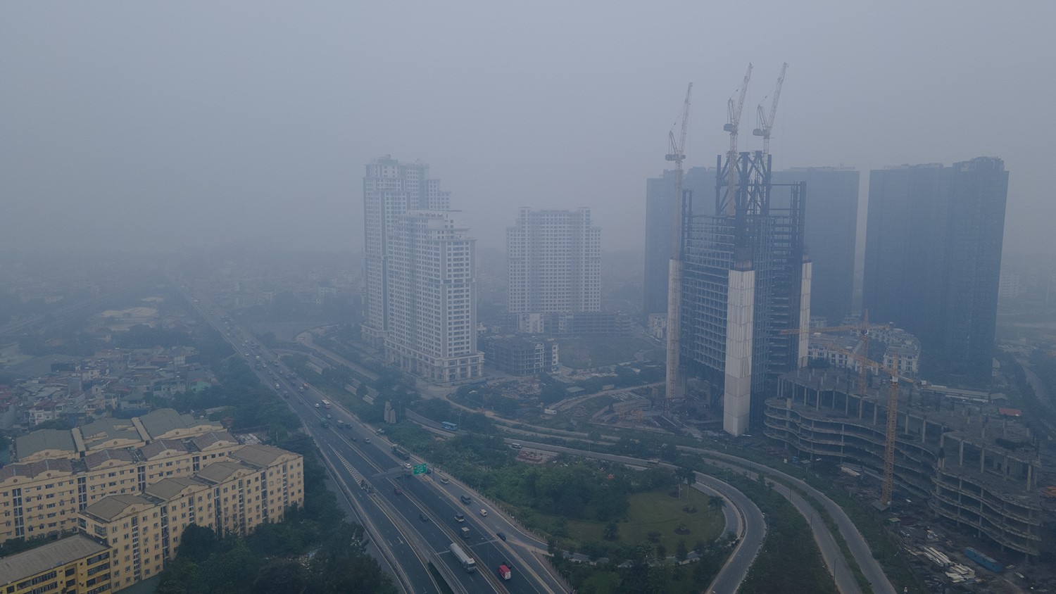 Trung tâm Hà Nội chìm trong sương mù dày đặc, chất lượng không khí nhiều nơi ở “mức đỏ” - 16