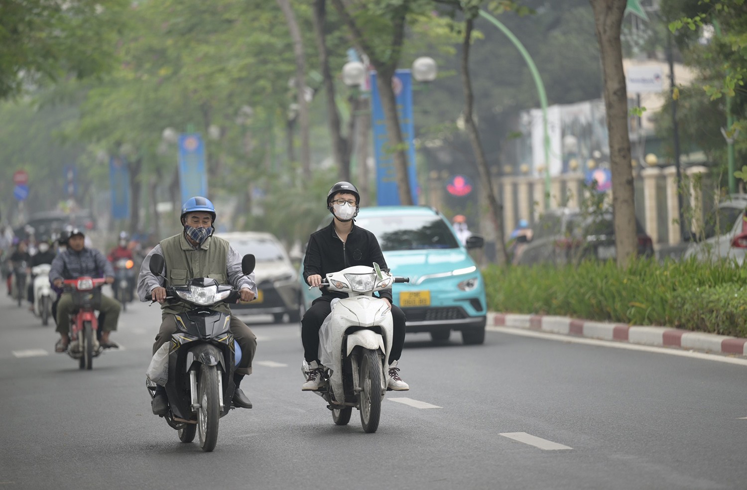 Trung tâm Hà Nội chìm trong sương mù dày đặc, chất lượng không khí nhiều nơi ở “mức đỏ” - 17