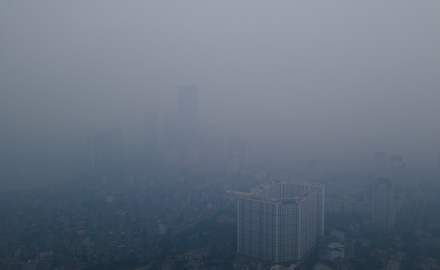 Trung tâm Hà Nội chìm trong sương mù dày đặc, chất lượng không khí nhiều nơi ở “mức đỏ” - 5