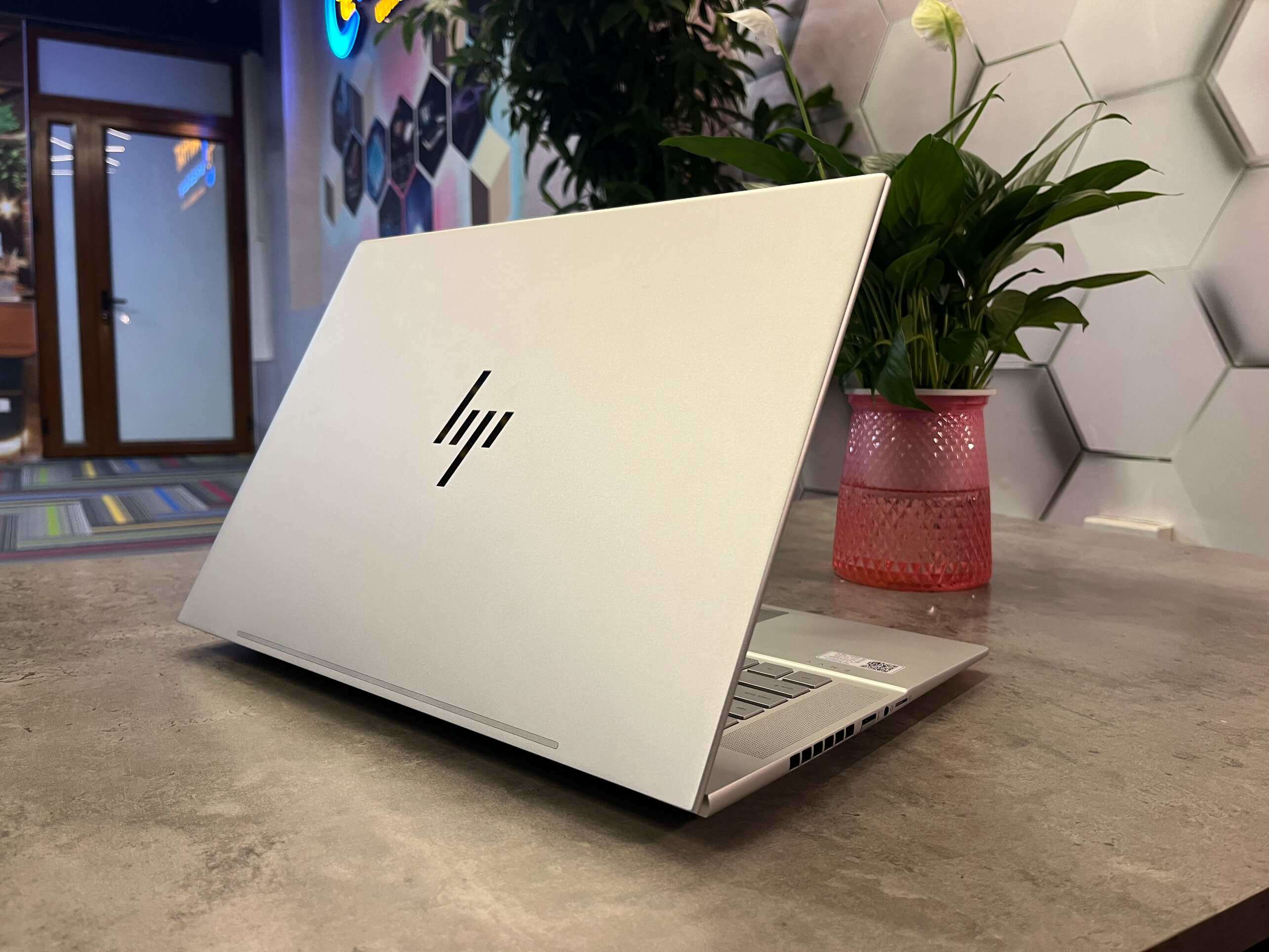 12 laptop "ngon", đáng “săn sale” nhất mùa Black Friday - 6