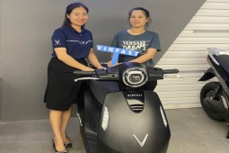 Chọn xe điện VinFast, thầy cô giáo ủng hộ di chuyển xanh