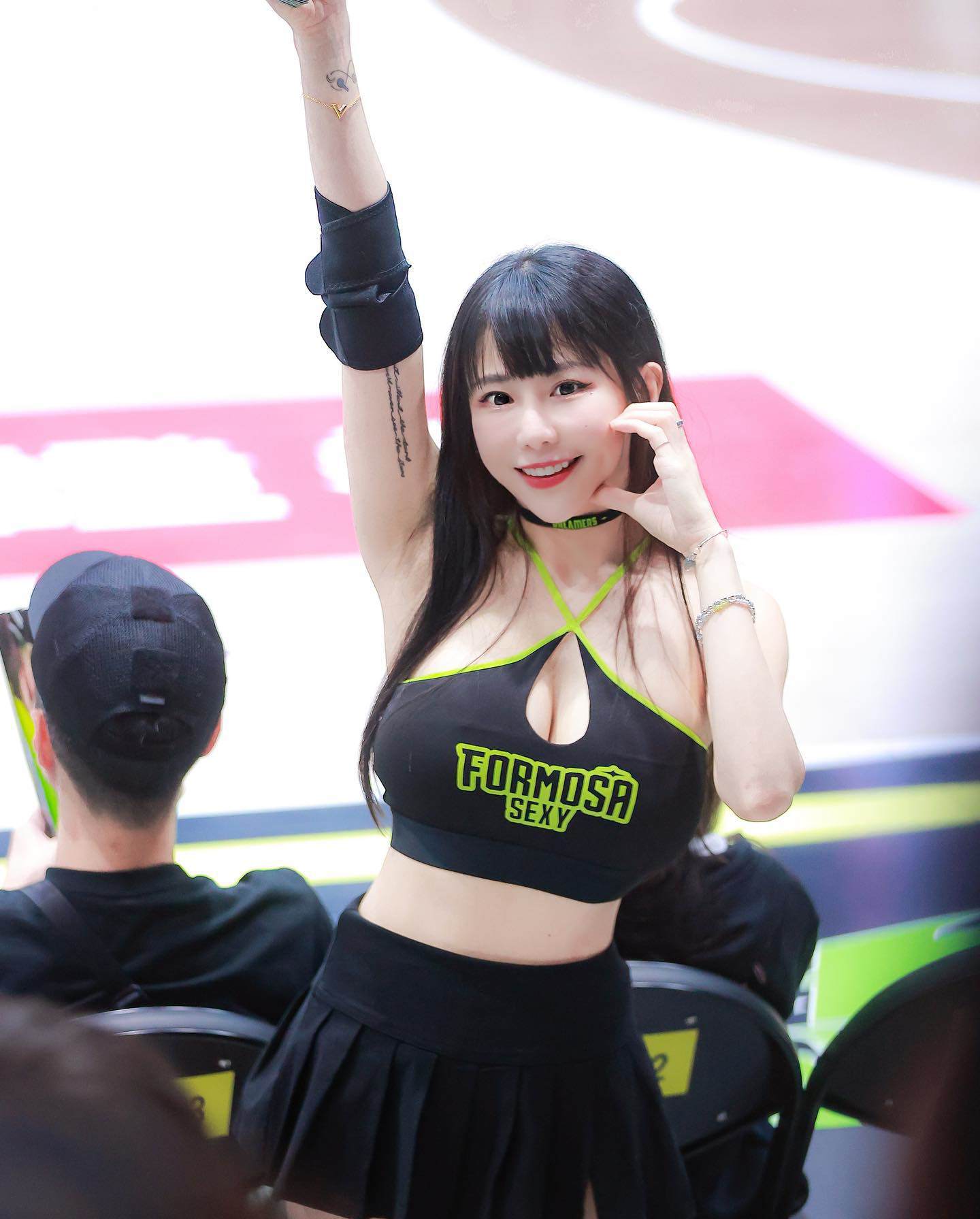 Đội trưởng đội cổ vũ gây choáng với bộ đồ khoe hình thể nổi bật - 11