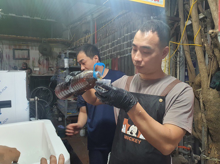 9X khởi nghiệp với 7 triệu đồng và “3 không”, khách vẫn đến xếp hàng “quây” kín quán - 5