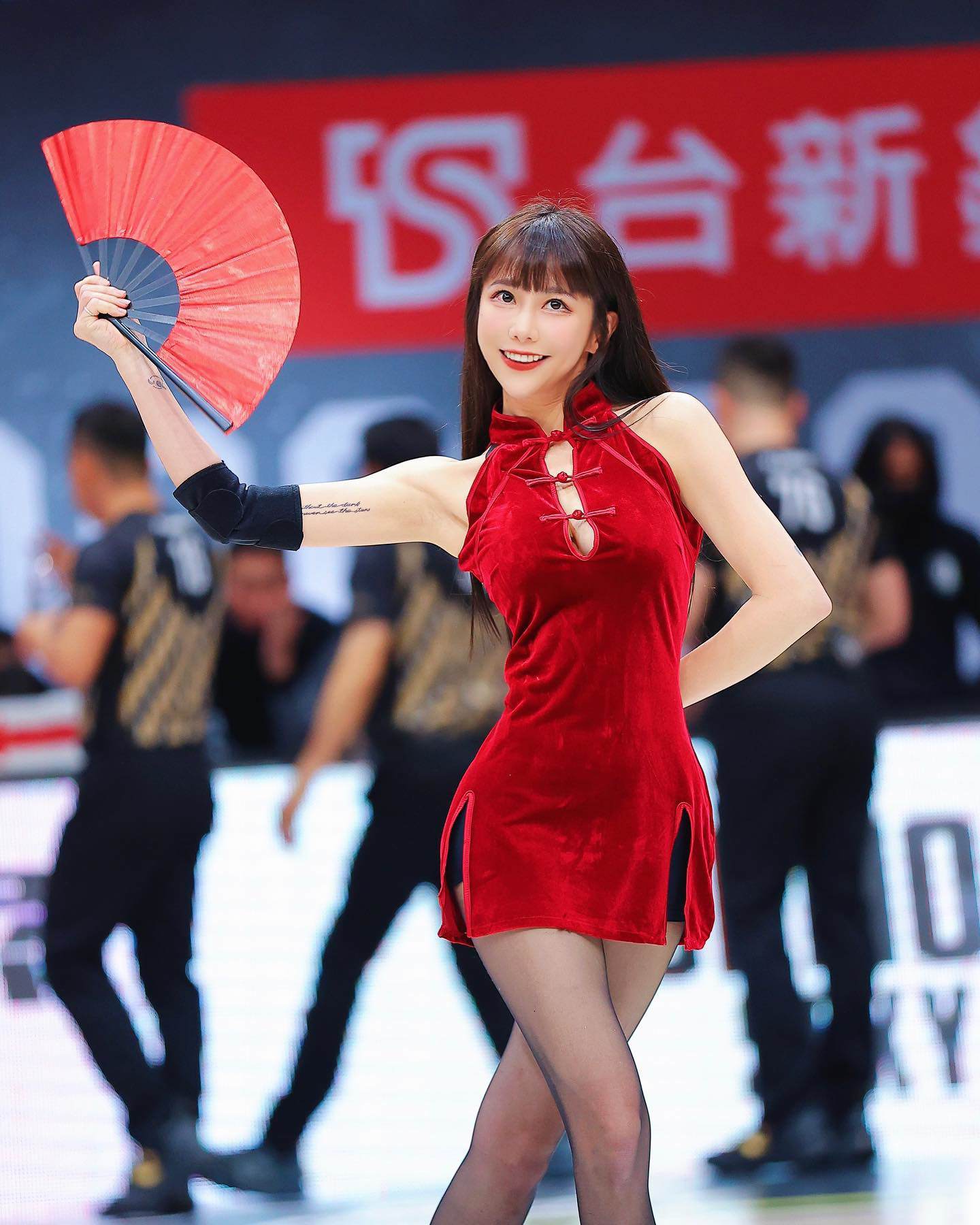 Đội trưởng đội cổ vũ gây choáng với bộ đồ khoe hình thể nổi bật - 12