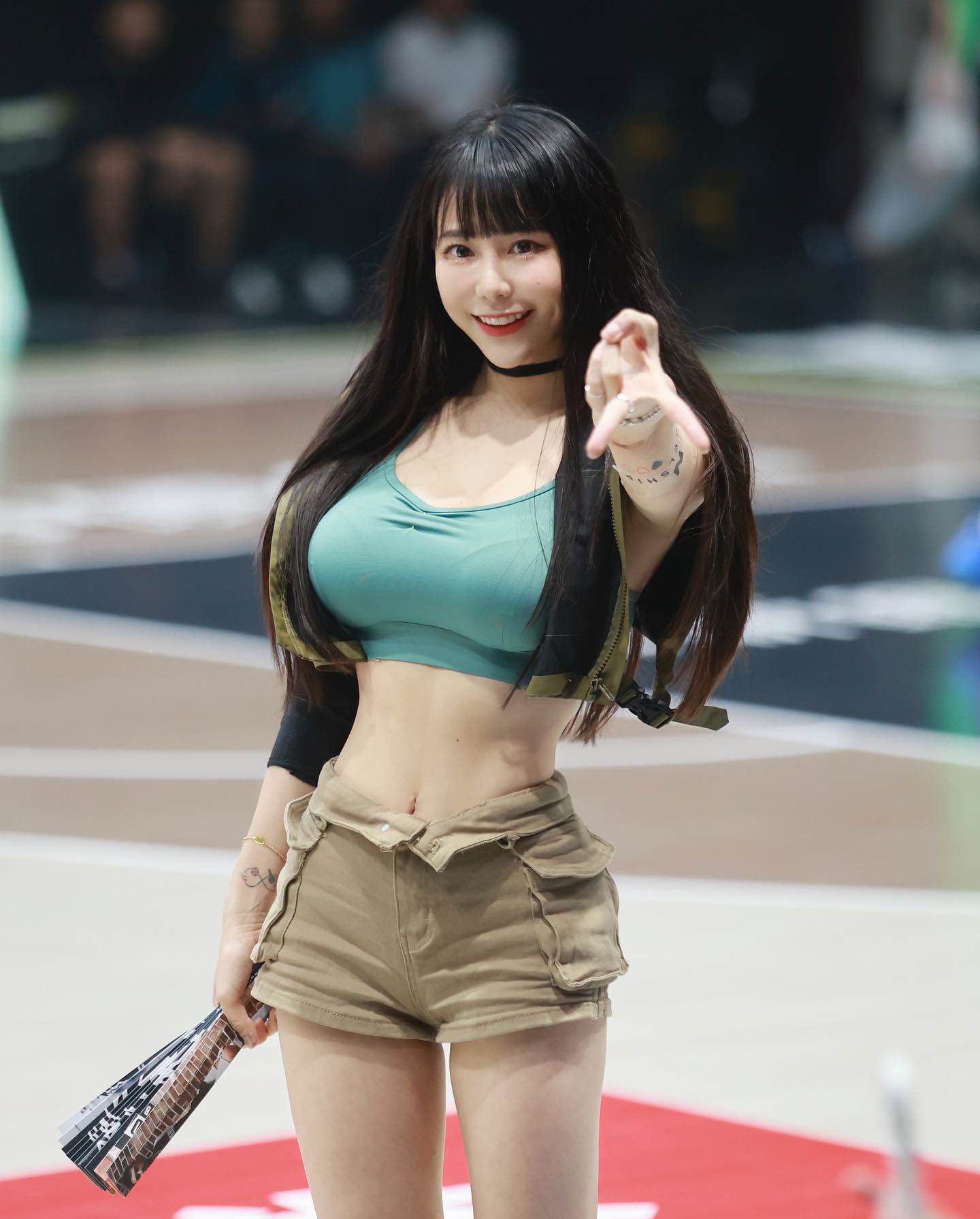 Đội trưởng đội cổ vũ gây choáng với bộ đồ khoe hình thể nổi bật - 5