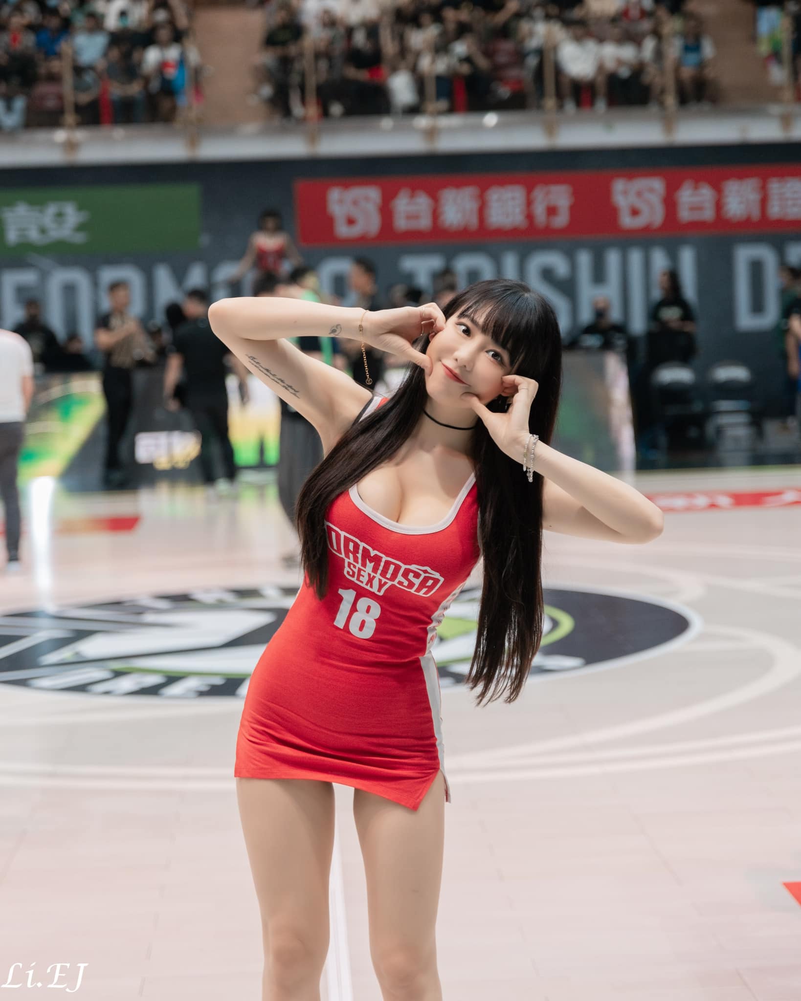 Đội trưởng đội cổ vũ gây choáng với bộ đồ khoe hình thể nổi bật - 10