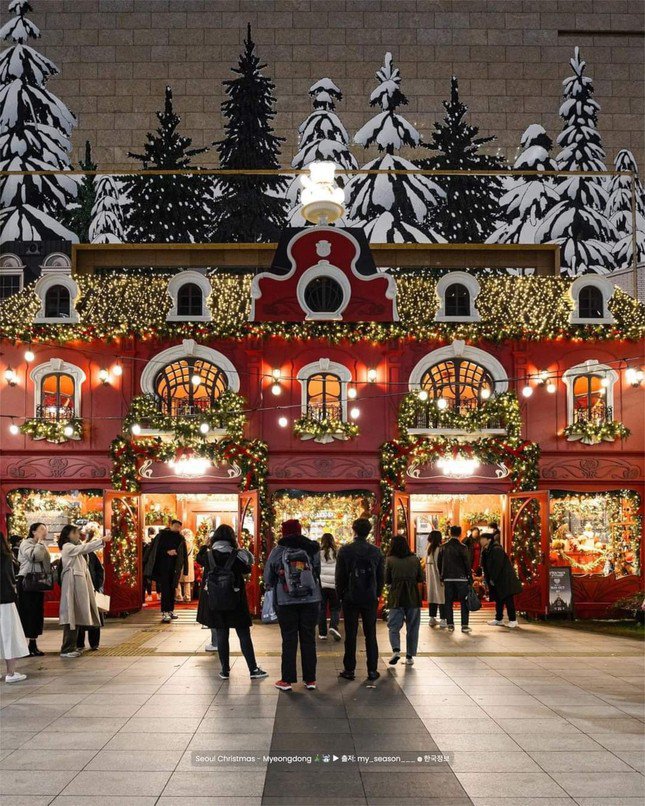 Không khí Giáng sinh ở Seoul: Phố lên đèn lung linh, Gen Z rủ nhau lên đồ check-in - 2