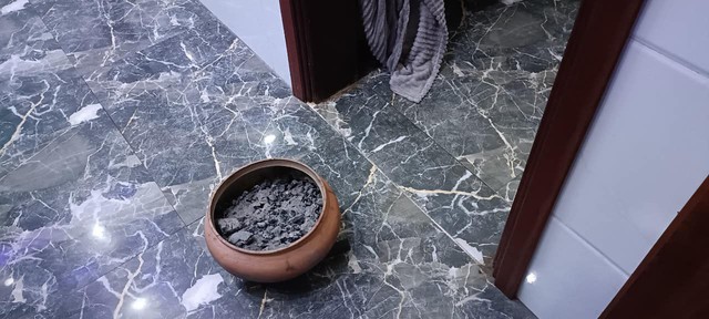 Chất lượng không khí Hà Nội ở mức kém 2 Cứu sống 3 người bị ngạt khí do đốt than sưởi ấm để ngủ - 2