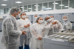 Hoa hậu Đoàn Thiên Ân khám phá quy trình sản xuất nghiêm ngặt bên trong nhà máy collagen số 1 tại Đức