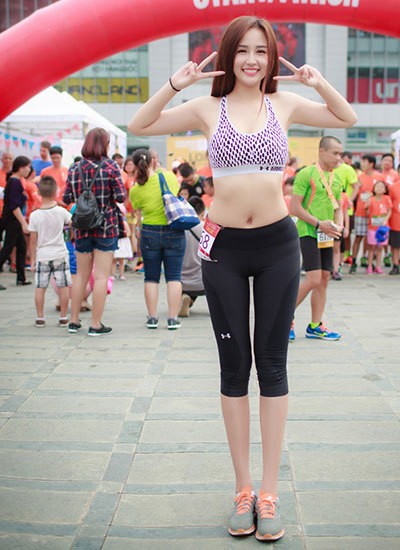 Mai Phương Thúy diện đồ tập nóng bỏng khi chơi thể thao, bất kể trên bờ hay xuống nước - 4