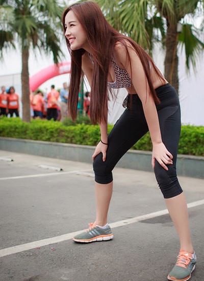 Mai Phương Thúy diện đồ tập nóng bỏng khi chơi thể thao, bất kể trên bờ hay xuống nước - 5