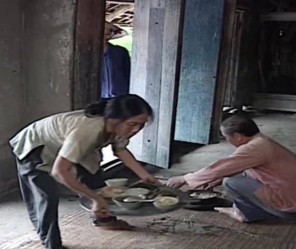 Cảnh ăn cơm trong "Sóng ở đáy sông" 20 năm sau lại gây bàn luận xôn xao - 2