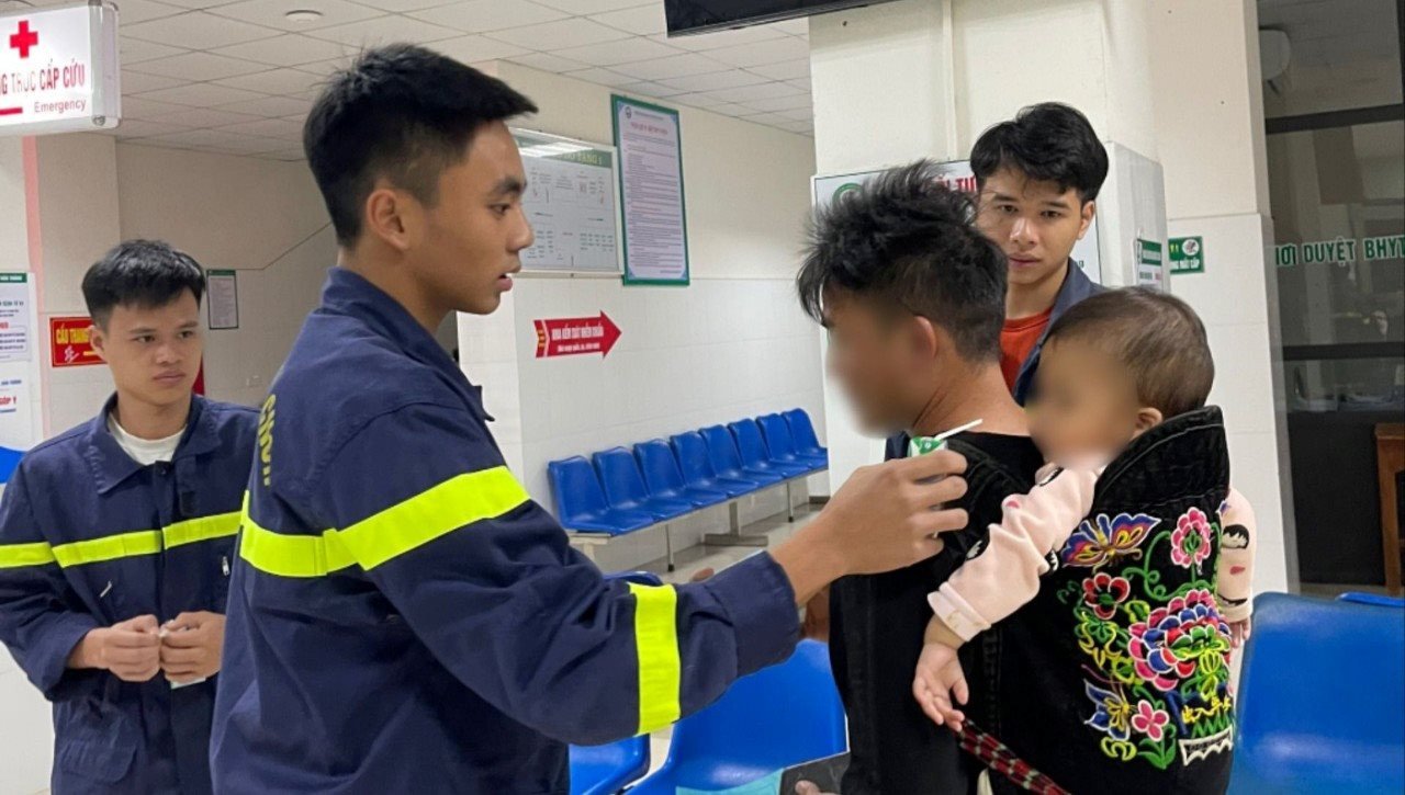 Phản ứng cực nhanh của cảnh sát khi phát hiện người phụ nữ ôm con định nhảy cầu - 1