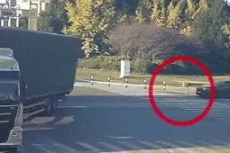 Clip: Ô tô bị container đè bẹp, tài xế sống sót thần kỳ