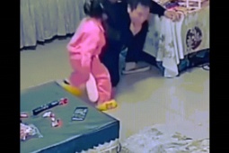 Cô bé dứt khoát cầm dép đánh bố được khen ngợi