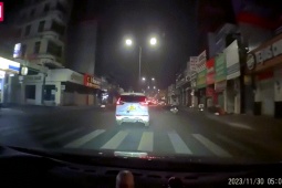 Clip: Ô tô 7 chỗ đâm dải phân cách, lật nghiêng giữa phố