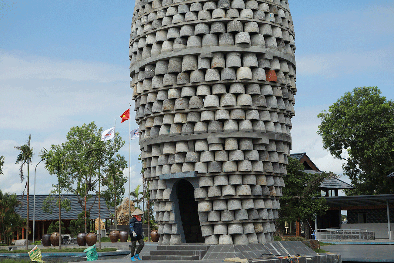 Ảnh: Chiêm ngưỡng tháp hình hạt lúa ghép bằng cối đá vừa đạt kỷ lục châu Á - 6