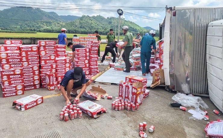 Giao thông ùn tắc vì hàng ngàn thùng bia đổ xuống đường - 1