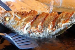 Khi rán cá chỉ cần “thuộc” 3 mẹo này, đảm bảo cá vàng giòn, không dính chảo