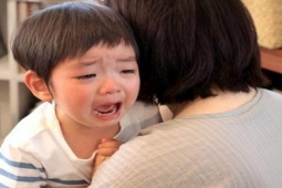 Con trai 3 tuổi khóc lóc nói "Mẹ đừng yêu bố", tôi giật mình khi nghe đứa trẻ nói nguyên nhân