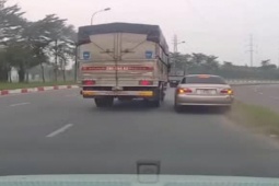 Clip: Lái xe tải chạy ẩu, ép ô tô con lao lên dải phân cách, tài xế bị cư dân mạng chỉ trích