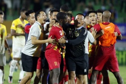 Sân Quy Nhơn hỗn loạn vì Rimario, đội Thanh Hoá bị  " quây "  đến tận khách sạn