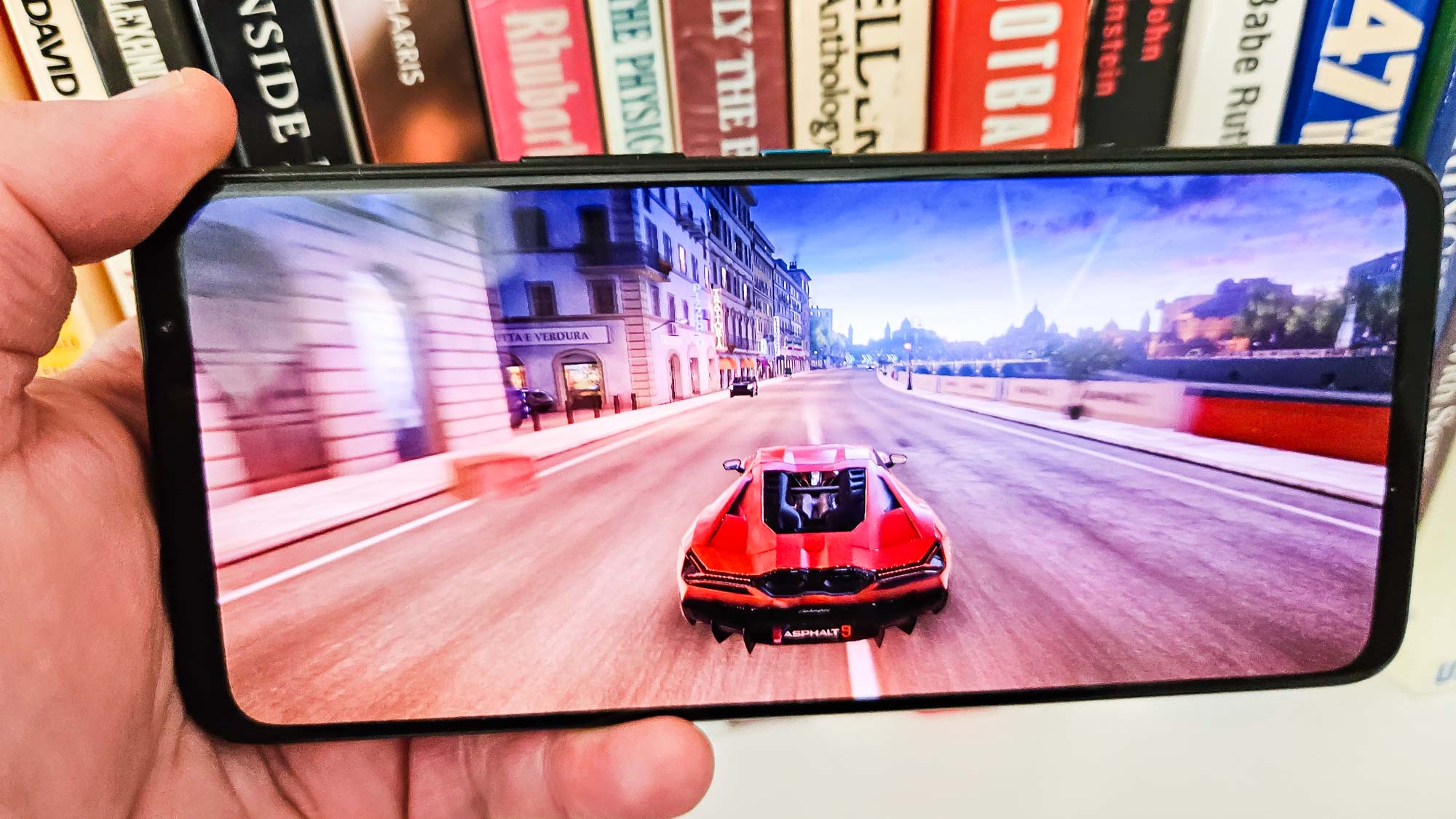 "Chiến thần" chơi game Asus ROG Phone 8 xuất hiện cực ngầu - 2