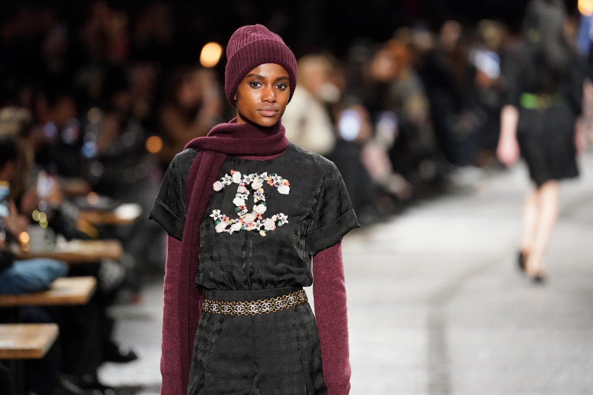Chanel thắp sáng Manchester với vải Tweed và âm nhạc trong Métiers d'Art - 18